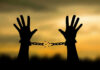 Explosive Reversal – Murdaugh’s Convictions Overturned! Hands breaking free from chains at sunset.