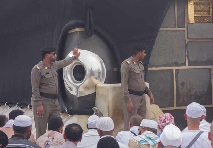 shutterstock_142806055-1 Two security personnel near the Kaaba during a religious gathering